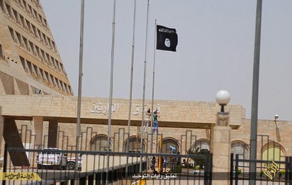 敢住嗎?IS五星飯店開幕 黑旗高掛 | ISIS在飯店外掛上代表得黑旗