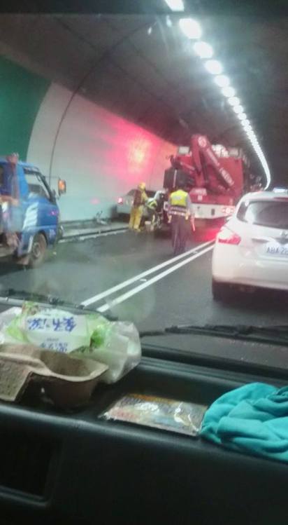 雪隧傳追撞車禍 車禍1人命危 | 宜蘭靠邊走粉絲團，網友「孤海飄渺」拍下事故現場。