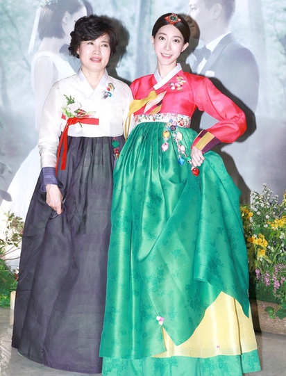 宋米秦大囍之日 郭雪芙竟遲到 | 宋米秦與媽媽穿上韓國傳統服飾