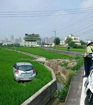 水喔!車停在稻田裡 網友:怎麼進去的?