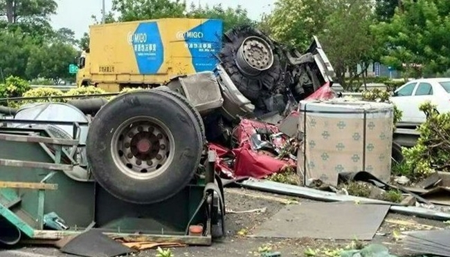 貨櫃車國道衝對向 1死1重傷! | 華視新聞