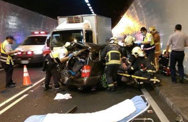雪隧追撞車禍　3人輕傷送醫 | 華視新聞