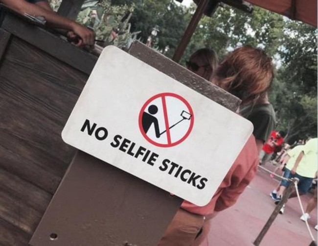 自拍棒擾人! 迪士尼:請遊客勿用 | 華視新聞