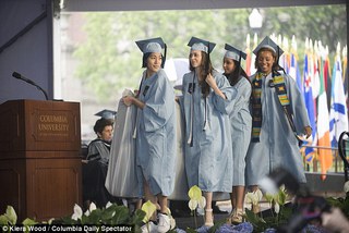 女學生抗議遭性侵 扛床墊領畢業證書