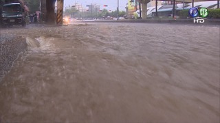 暴雨襲台中 台灣大道水淹半個輪胎高