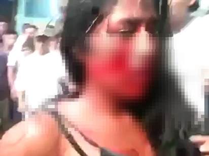 16歲少女劫殺司機 遭村民活捉痛毆燒死 | 少女被人扯著頭髮拖入人群。翻自《每日郵報》