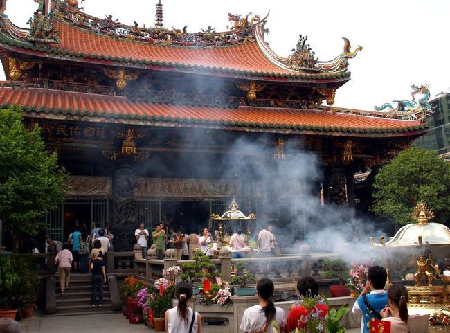 擲出3聖筊! 龍山寺275年來首度減少香爐 | 華視新聞