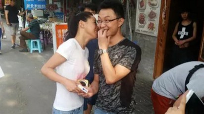 史上最嚴禁煙令! 北京正妹香吻伺候… | 男子交出香煙，果然得到香吻一個(翻攝網路)