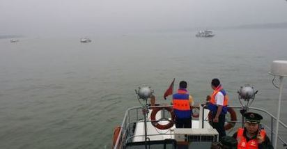 搶救! 長江郵輪翻覆 船底傳呼救聲 | 救難人員正在搜救當中。