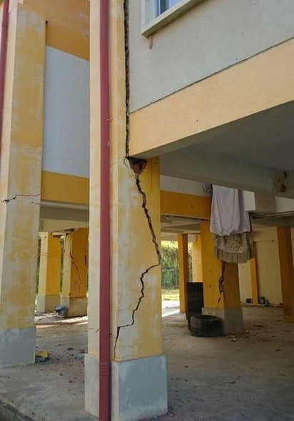 沙巴發生規模6.0地震 馬路崩裂! | 建築物被震到出現大裂痕(海峽時報)
