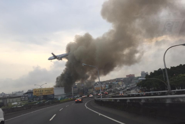 松山機場旁火警 濃煙延誤9班次 | 華視新聞