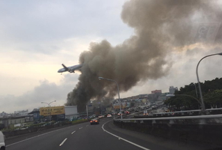 松山機場旁火警 濃煙延誤9班次