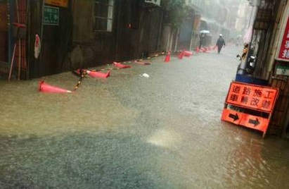 北市下暴雨! 木柵店家「雨水倒灌」 | 木柵路二段淹水嚴重。里長提供