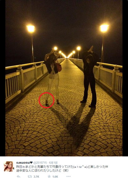 正妹右腳被"鬼手"抓 5天後竟出現... | 日本正妹到愛知縣玩，在橋上的合照白褲子上有黑手印。