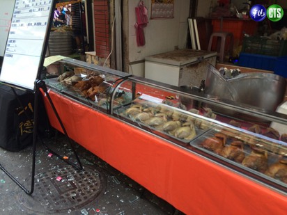 台北中崙市場傳氣爆 貨物炸飛砸傷5人 | 對面的雞肉攤被波及。
