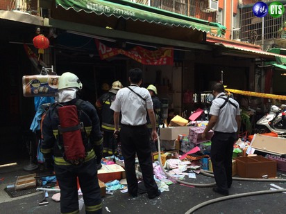 台北中崙市場傳氣爆 貨物炸飛砸傷5人 | 警消到場發現，物品全被炸飛。
