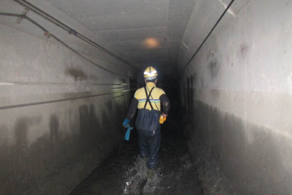 大巨蛋工程泥漿污染箱涵 罰遠雄17萬 | 台北市環保局人員下箱涵檢測。