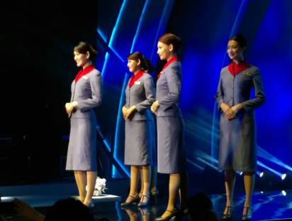好多好多的旗袍妹 東區快閃為了.. | 華航空服員2015年新版制服。