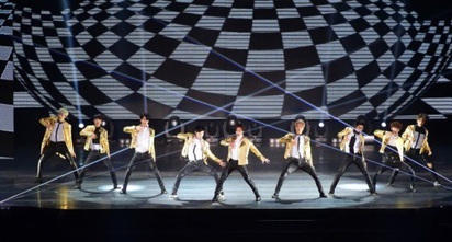 EXO演唱 粉絲控保全性騷 圓頂:絕對沒有! | EXO身穿閃亮的金黃色服裝，在台北小巨蛋登場／翻攝畫面。