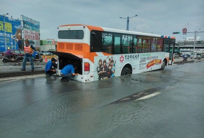 台中自來水管爆 道路下陷淹成河! | 公車後輪陷進水中(翻攝畫面)