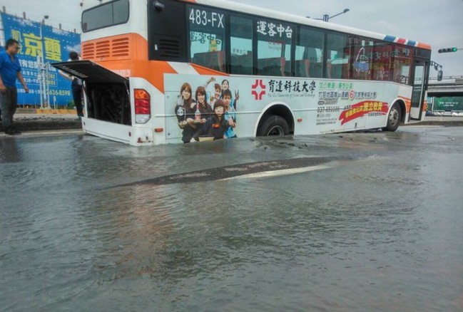 台中自來水管爆 道路下陷淹成河! | 華視新聞