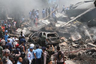 印尼軍機墜市區!  機上113人恐全罹難