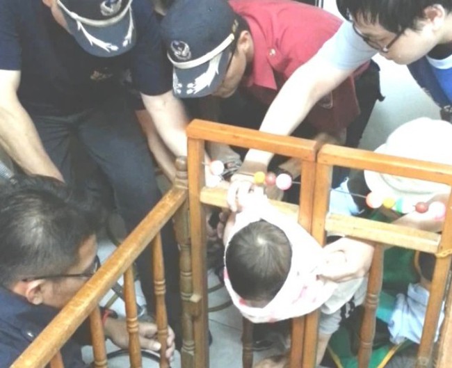 驚! 男童頭卡嬰兒床 大陣仗救援 | 華視新聞