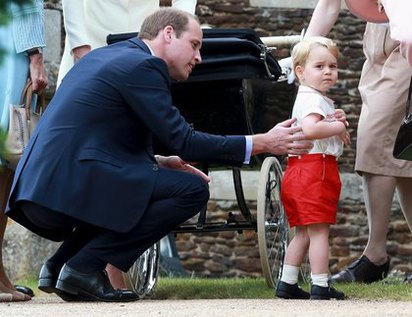 英小公主受洗 喬治王子宛如威廉複刻版 | 喬治王子和爸爸威廉王子的互動。