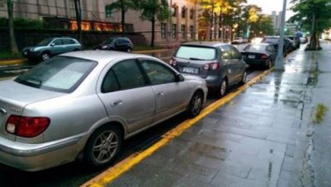 颱風開放紅黃線停車 北市8點起拖吊 | 華視新聞