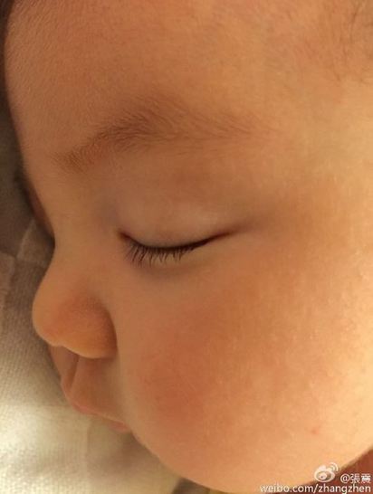張震女兒百日宴禮物 意外讓「源原」曝光了! | 張震微博上寶寶睡的愛女萌照