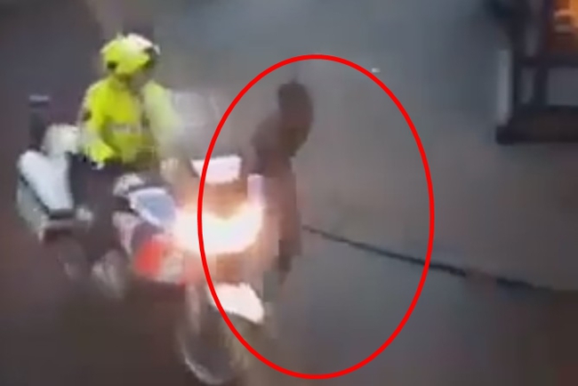 交警逮捕少年 竟騎車將他「拖」回警局 | 華視新聞