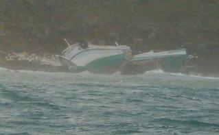 澎湖漁船擱淺沉沒 警派直升機救4船員