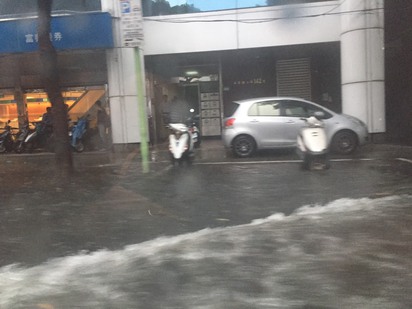 午後大雨 雙北列淹水一級警戒 | 台北市區降下大雨，不少路段出現積水。