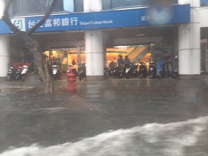 午後大雨 雙北列淹水一級警戒 | 車子強行通過。