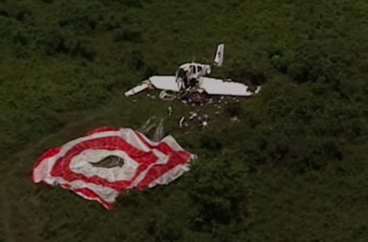 【華視最前線】華航準飛官 美國受訓意外摔機 | 飛機墜毀現場可清楚看見降落傘被打開