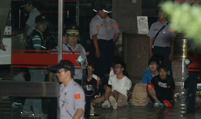 警察侵犯採訪自由 柯文哲道歉:孩子辛苦了! | 華視新聞