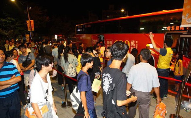 台鐵晚間換軌 車站塞爆 民怨:等了2小時… | 華視新聞
