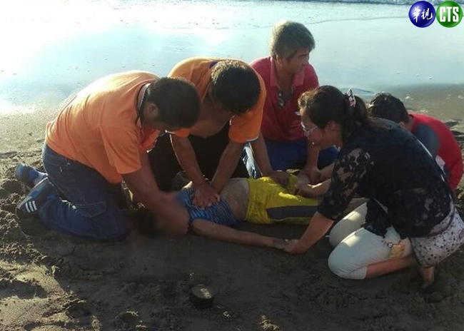 離奇! 男童溺斃水深20公分淺灘 | 華視新聞