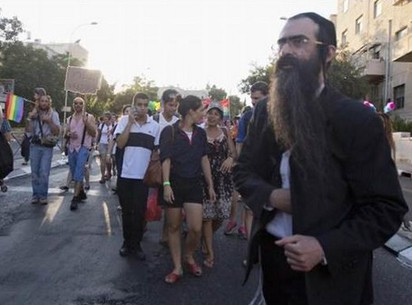 以色列同志遊行 傳隨機砍人釀6傷! | 兇嫌正拿出預藏的刀(美聯社)