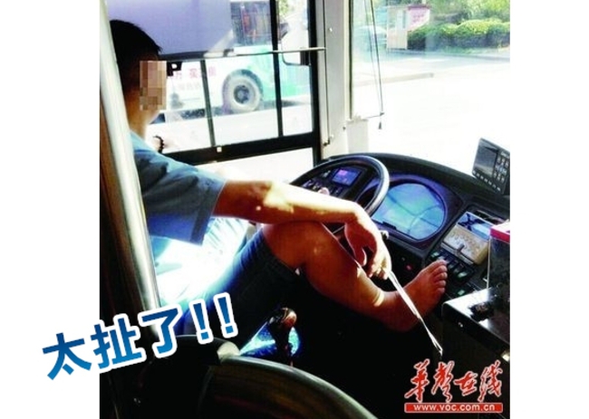 玩笑也開太大了吧! 公車司機用腳趾開車 | 華視新聞