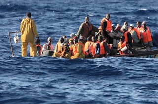 哀慟！載6百人難民船翻船 數百人恐溺斃