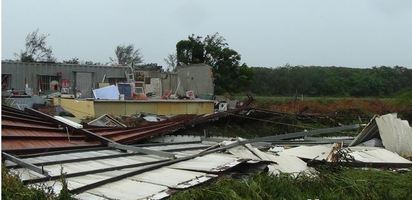 強風夷平麥寮民宅 雲林逾7萬戶停電 | 貨櫃屋被風吹散