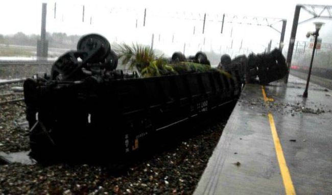 蘇迪勒來襲 台鐵貨車遭強風吹倒 | 華視新聞