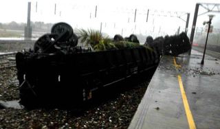 蘇迪勒來襲 台鐵貨車遭強風吹倒