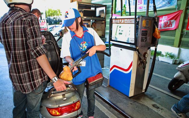 明天再加油! 油價狂跌 汽柴油降0.8元 | 華視新聞