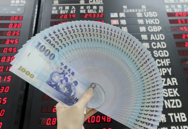 人民幣重貶 台幣跟貶3.2角收32.08元 | 華視新聞
