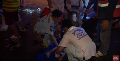 幫正妹祈福 與男友遊曼谷遭炸傷 | 正妹昨(17日)搭機到泰國，遇爆炸案。