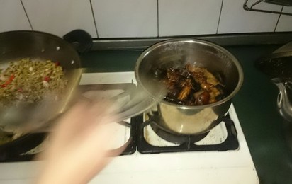 媽累了… 煮雞湯忘關火 熬成碳燒雞! | 雞湯在爐上乾燒了4小時(翻攝畫面)
