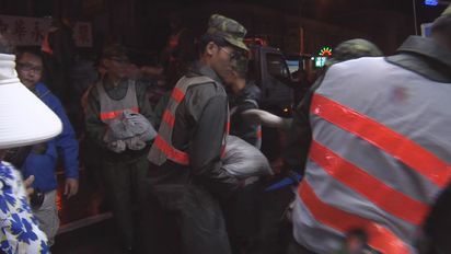 中颱天鵝北移 8縣市防大豪雨 | 颱風天國軍在花蓮幫民眾堆沙包防淹水