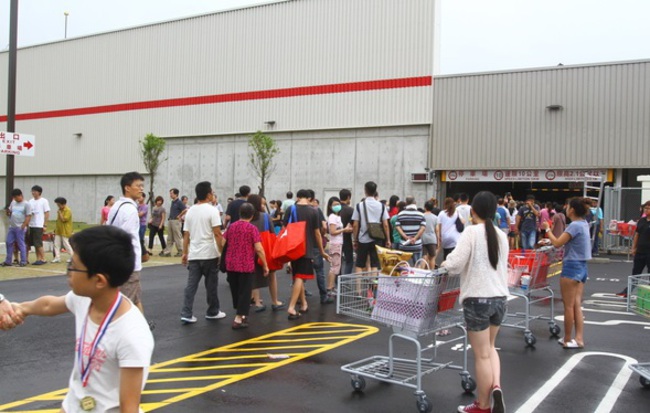 台灣人最愛一窩蜂 大賣場開幕又塞爆了... | 華視新聞
